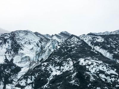 山上覆盖着雪
